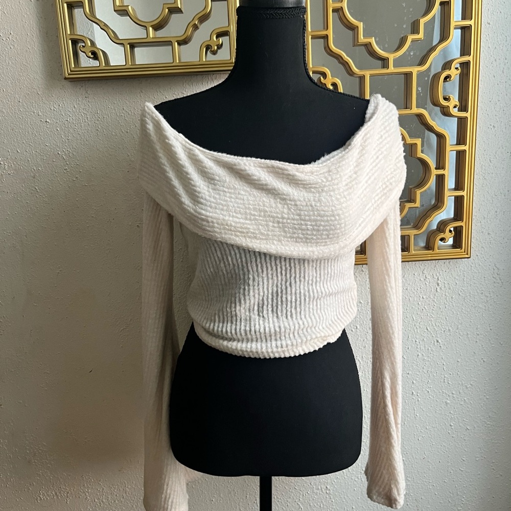 ❄️ Cozy Chic Off-Shoulder long sleeve Crop Top  ❄️